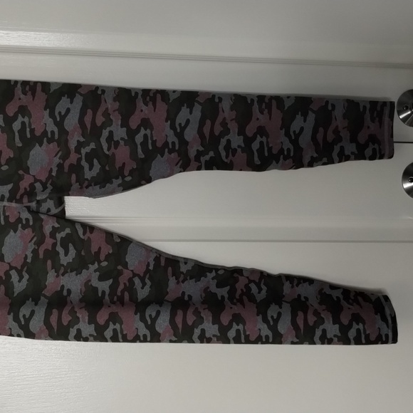 Fabletics size Large stretch camo leggings 24" inseam pink green - Picture 3 of 7